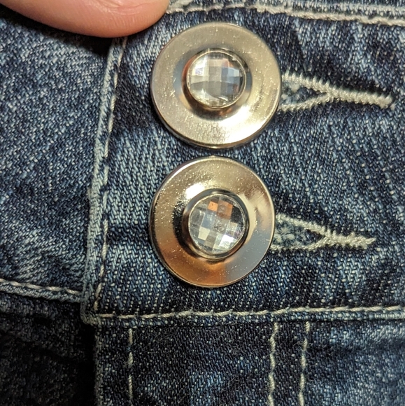 Elegant High-Low Denim Skirt with Lace Details - Picture 9 of 12